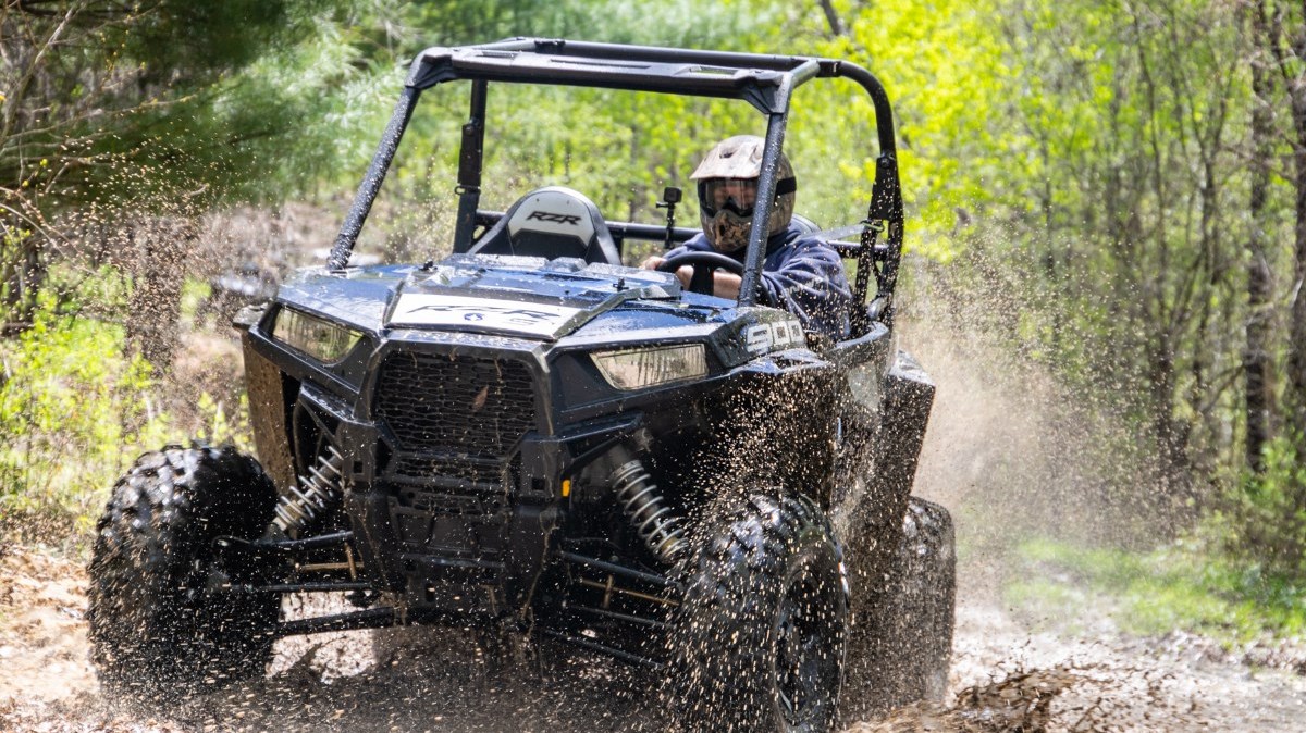 atv going through mud trail